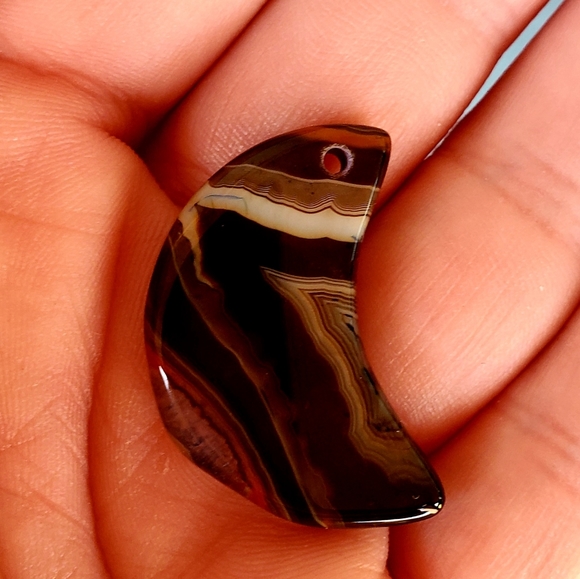 New Red Stripes Onyx Agate Crescent Moon Pendant. - Picture 7 of 10